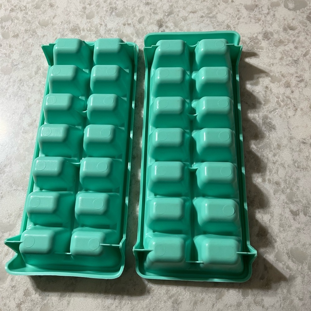 Blue/Green stackable Ice Cube Tray - Picture 2 of 2